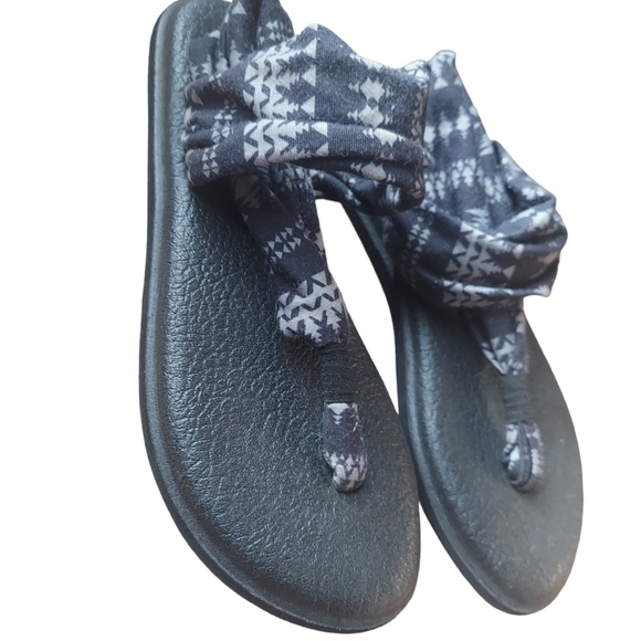 7 Sanuk black and gray sandals - Picture 3 of 6